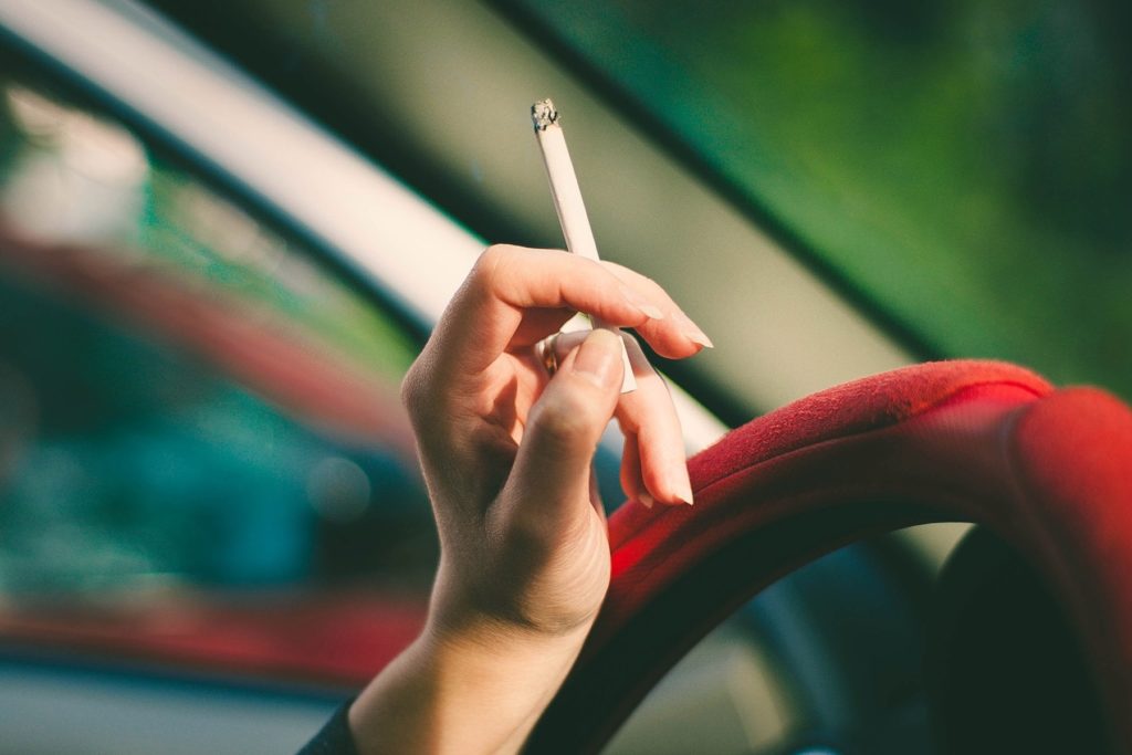 Jak pozbyć się zapachu papierosów z auta?